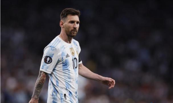 宋威龙泰国出席活动, 身材高大人群中帅的突出, 连姐姐也跟着火了